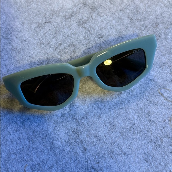 Dezi sunglasses - on read - Picture 2 of 3